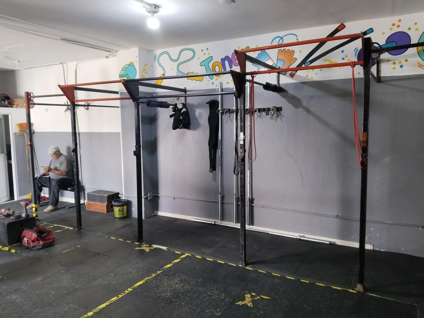 Racks y barras de dominadas del box