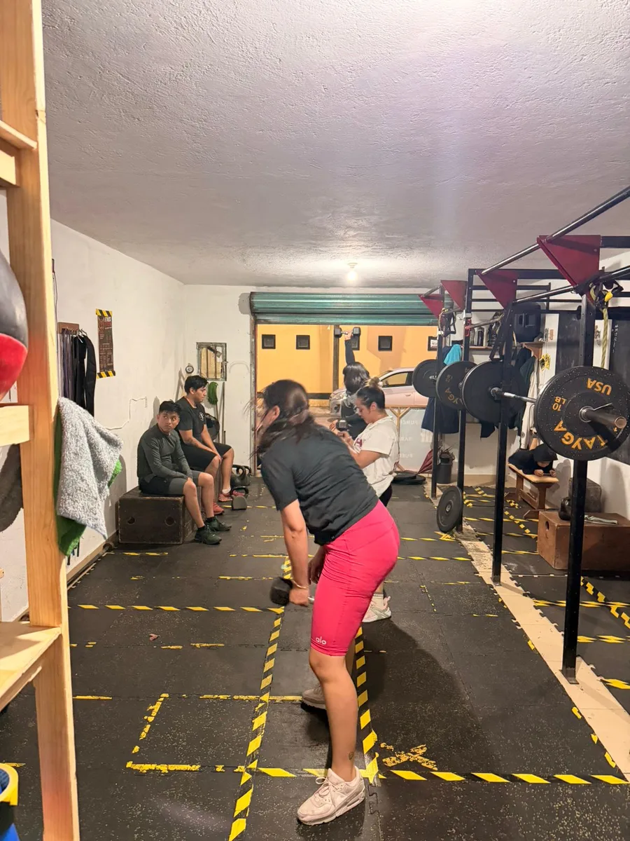 Alumna entrenando con barra