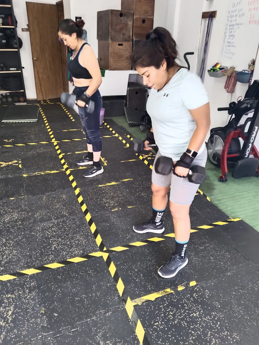 Dos alumnas trabajando con mancuernas