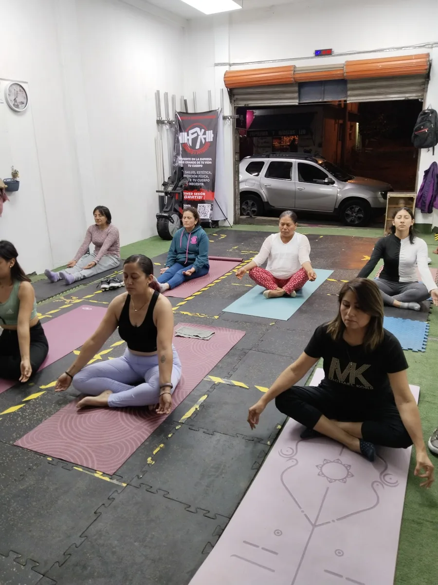 Clase de estiramiento en tapete