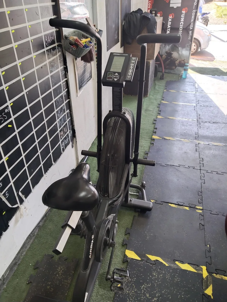 Bicicleta de aire junto al pizarrón