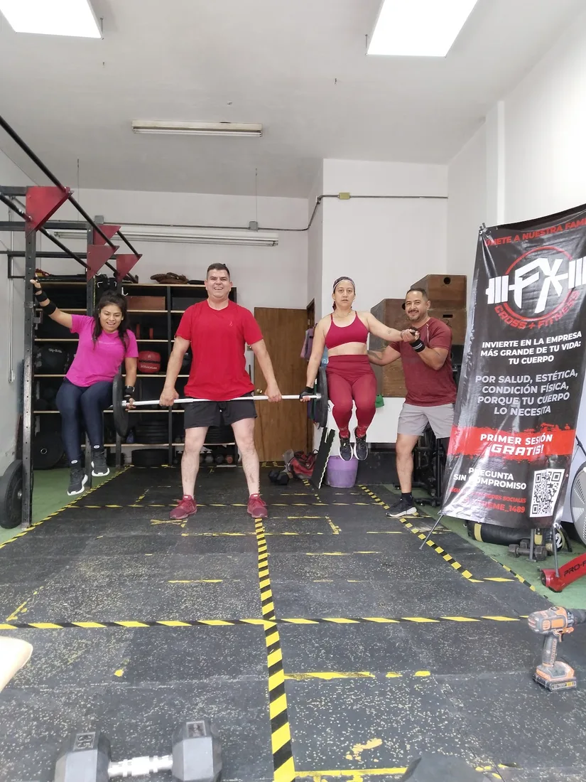 Atletas entrenando con barra en FX Cross + Fitness